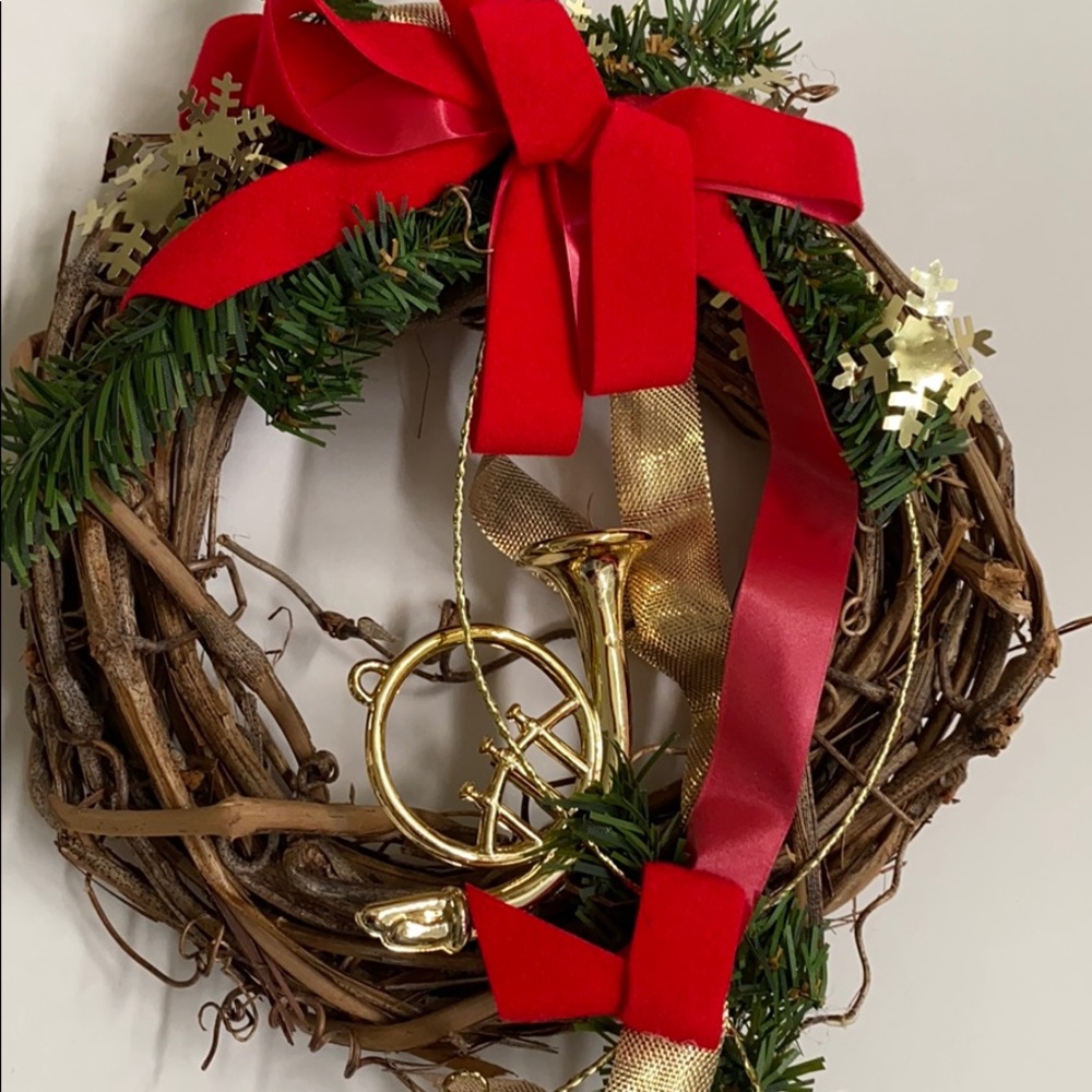 Christmas wreath holiday trumpet grapevine twigs